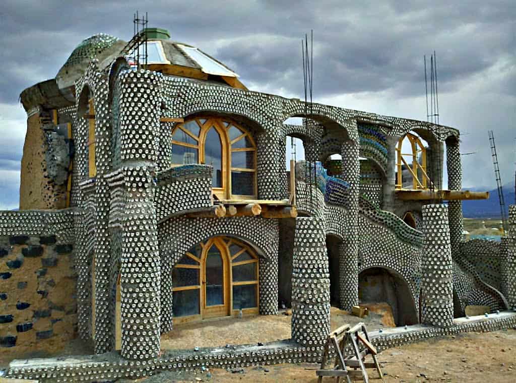 Earthships Architektur - autarke Häuser aus Recyclingmaterial z.B. Bierdosen