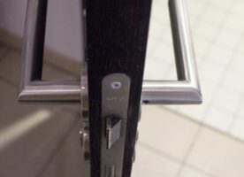 Badezimmertür schwarz mit Lüftungsschlitzen DIN L