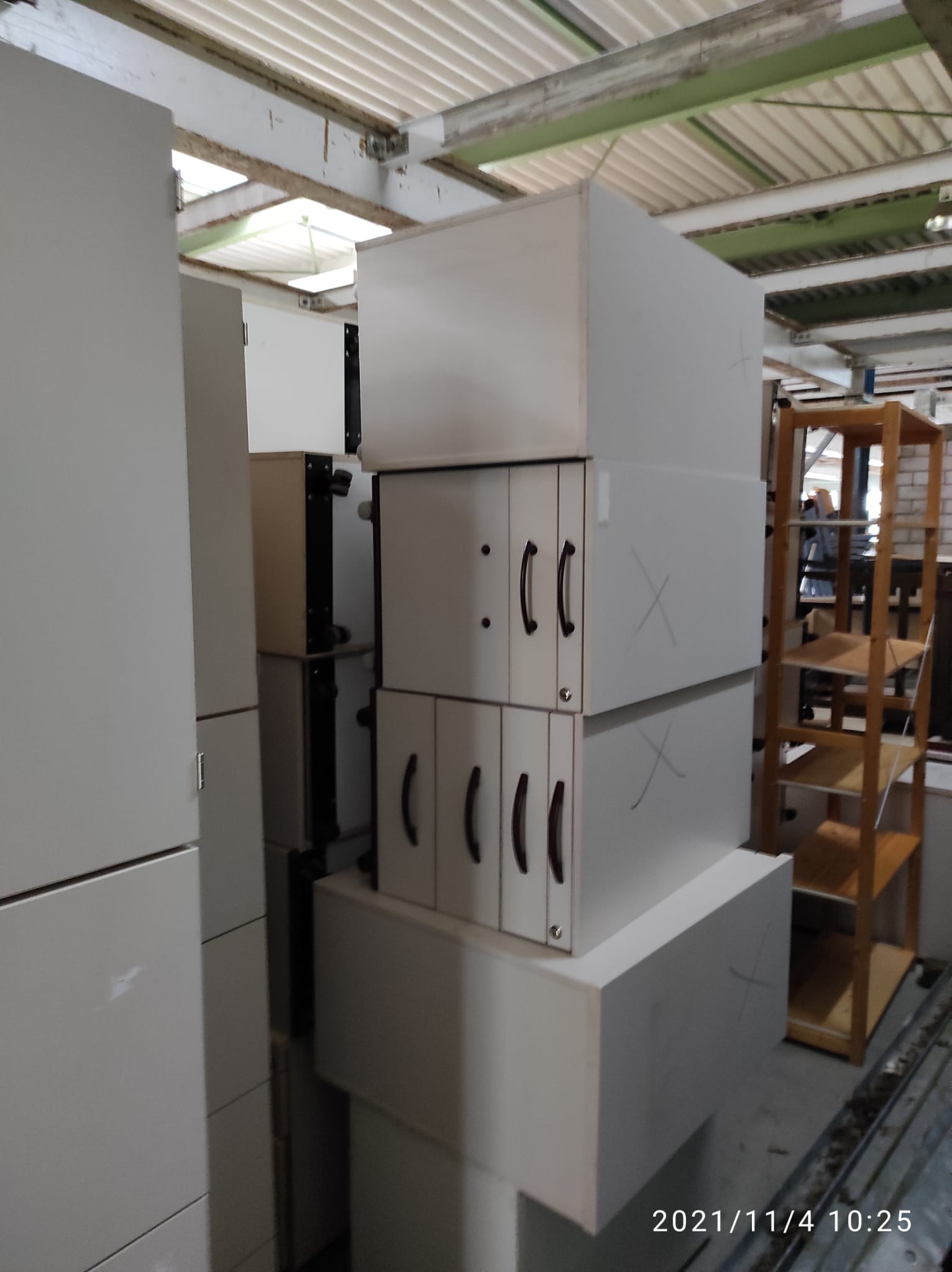 Ca. 12 Tonnen Büromöbel (Rollcontainer, Schreibtische und Schränke