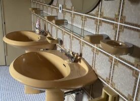 Badezimmer Ensemble 70er, Waschtische, Wanne und Co