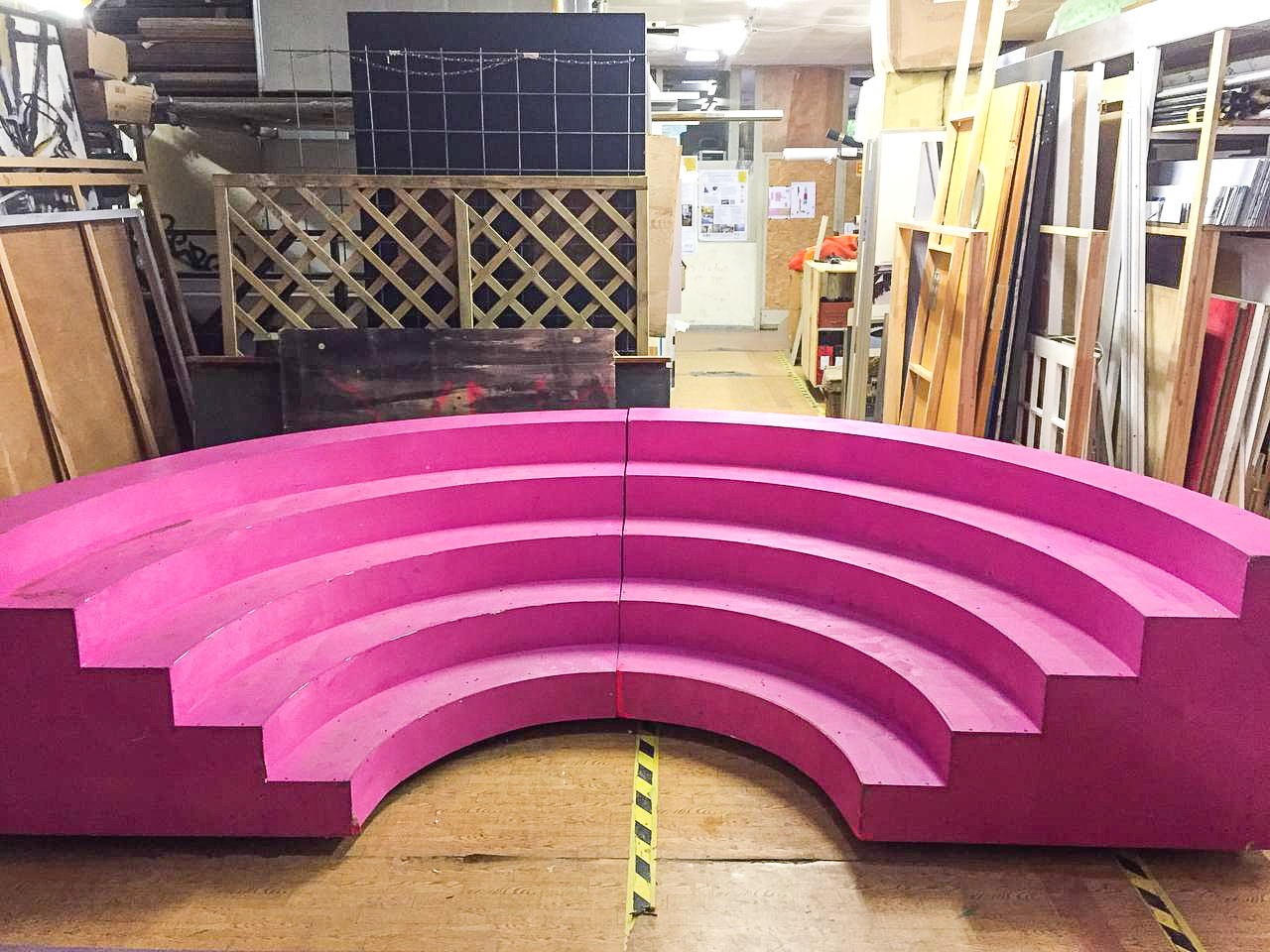 Holztribüne 360° (pink) auf Rollen