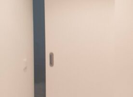 Schiebetür vor der Wand von Schörghuber, Modell 1N-ST