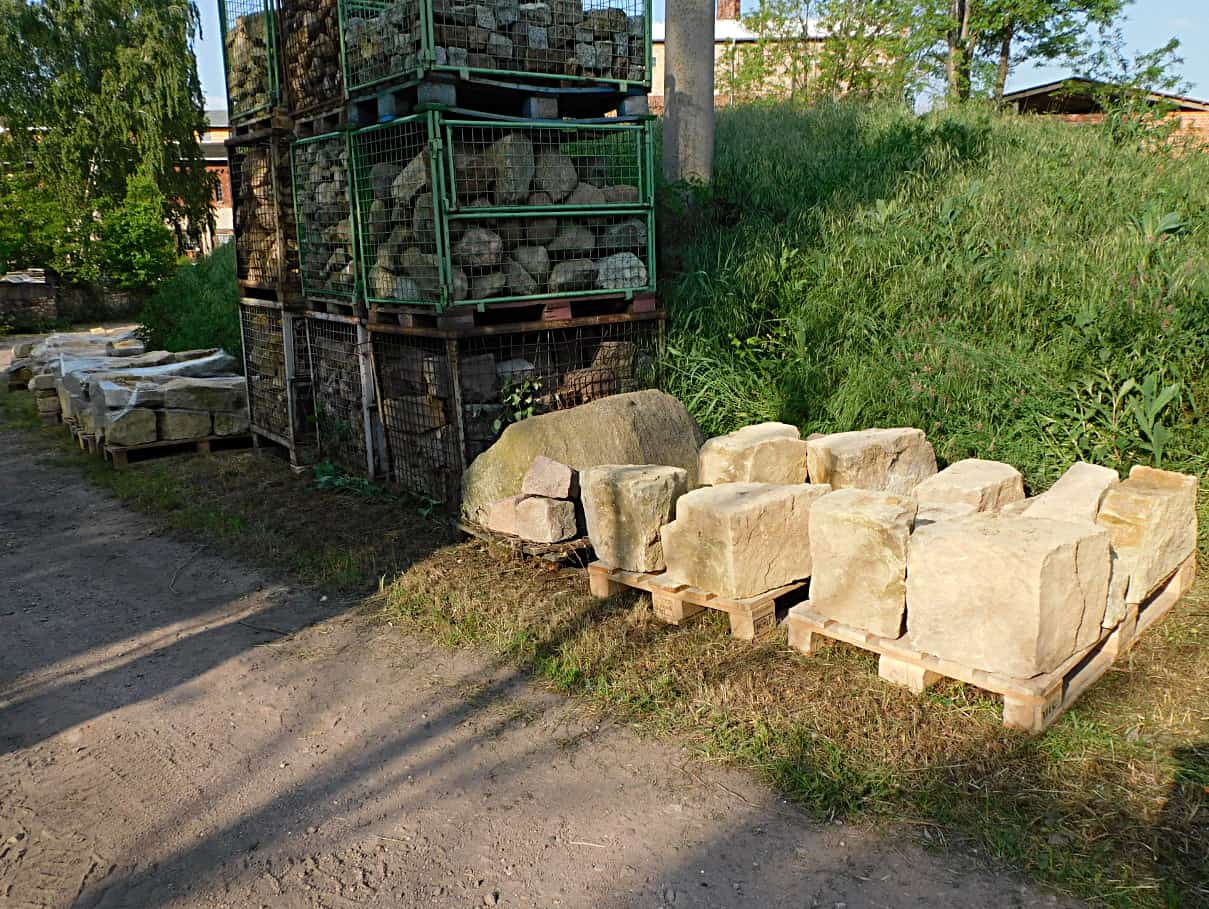 Antik Naturstein gebraucht Rückbau behauen Sandstein Bruchstein Mauerstein Trockenmauer Gartensteine