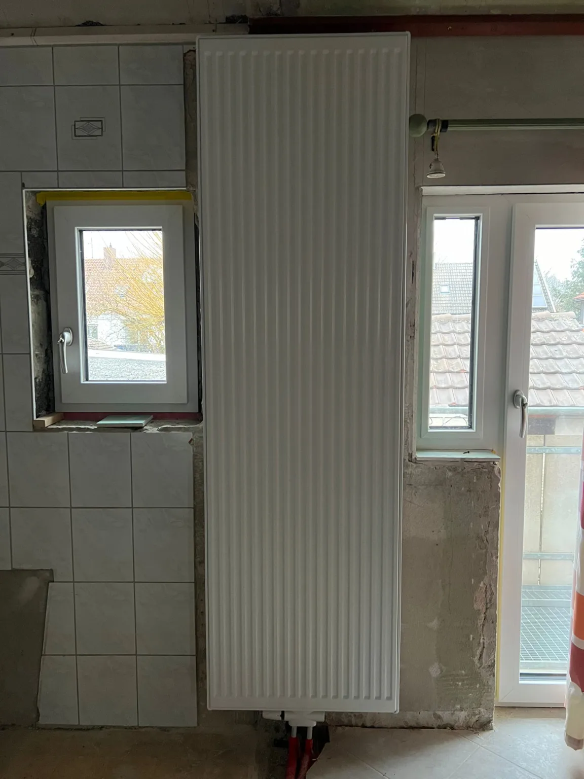 12 x Buderus Flachheizkörper (2023 wie NEU) mit Thermostat-Köpfen