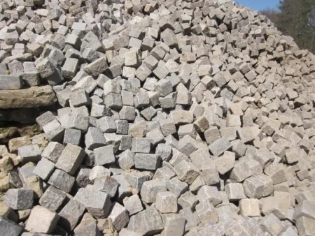Groß-Pflaster aus Schwarzwälder Granit, ca. 14 – 20 cm, antik – 1000 kg