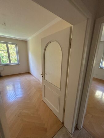 Türen mit Rundbogen und Kassettierung