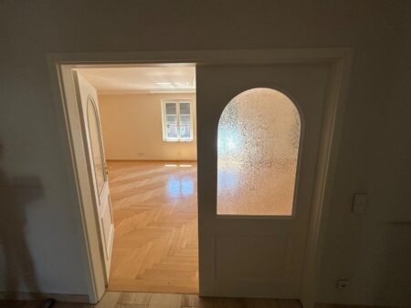 Türen mit Rundbogen und Kassettierung