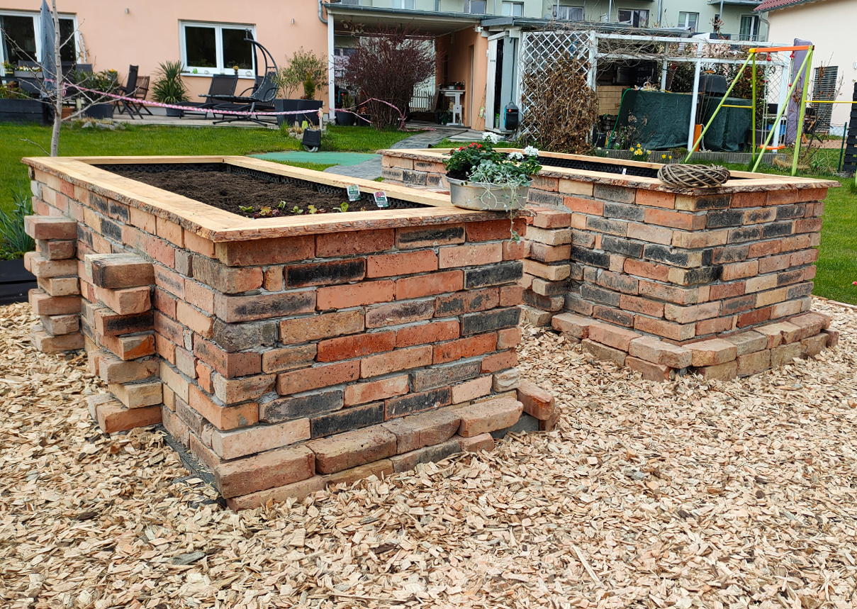 Bausatz günstiges Hochbeet Gartenbeet Kräuterbeet Pflanzkübel original alte Mauersteine Ziegelsteine DIY