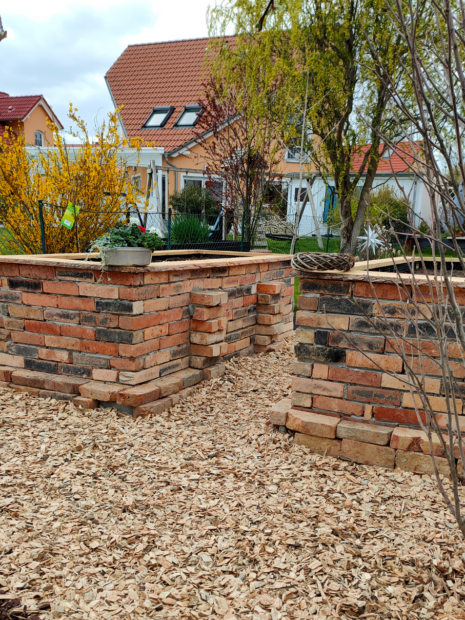 Bausatz günstiges Hochbeet Gartenbeet Kräuterbeet Pflanzkübel original alte Mauersteine Ziegelsteine DIY
