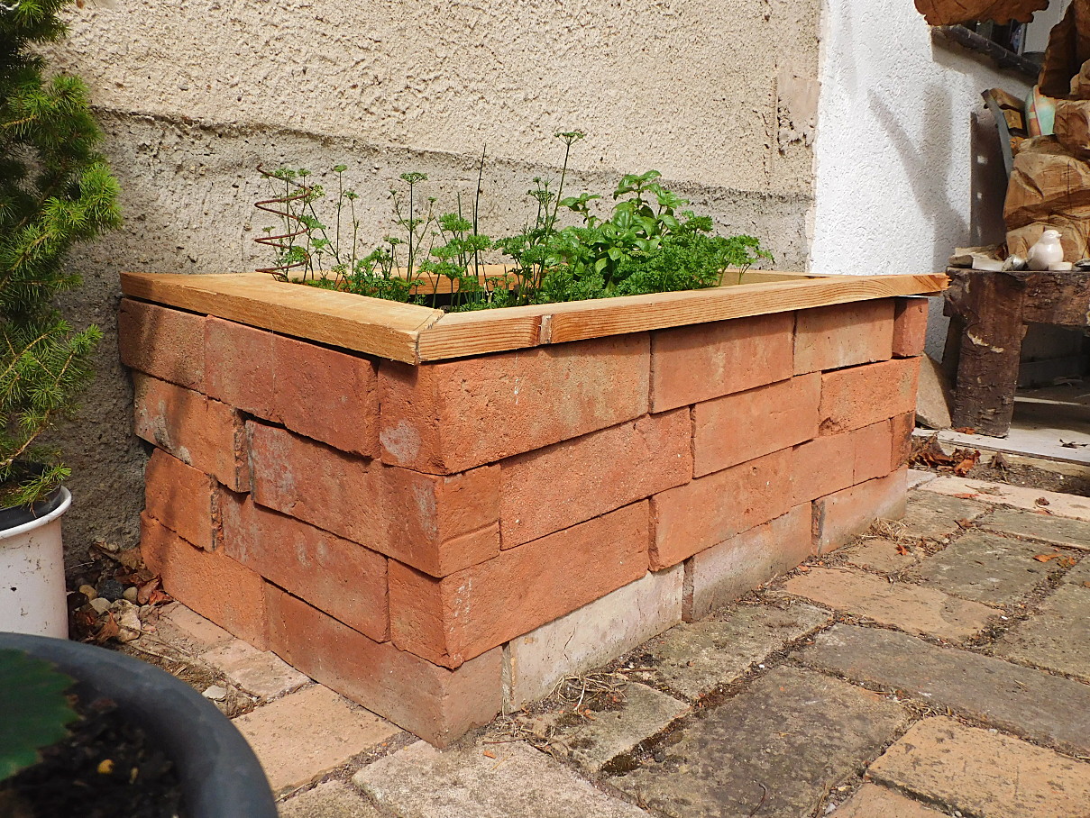 Bausatz günstiges Hochbeet Gartenbeet Kräuterbeet Pflanzkübel original alte Mauersteine Ziegelsteine DIY