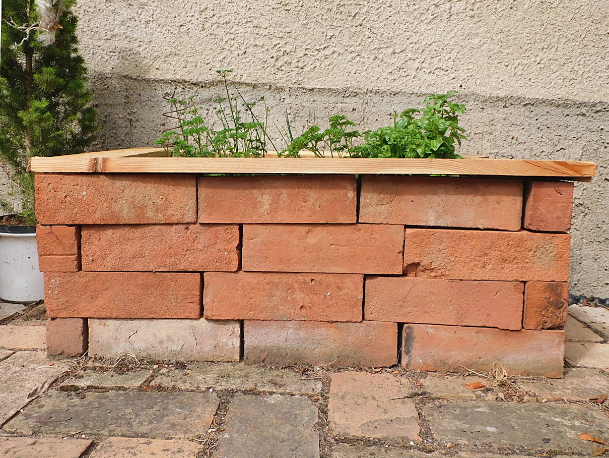 Bausatz günstiges Hochbeet Gartenbeet Kräuterbeet Pflanzkübel original alte Mauersteine Ziegelsteine DIY