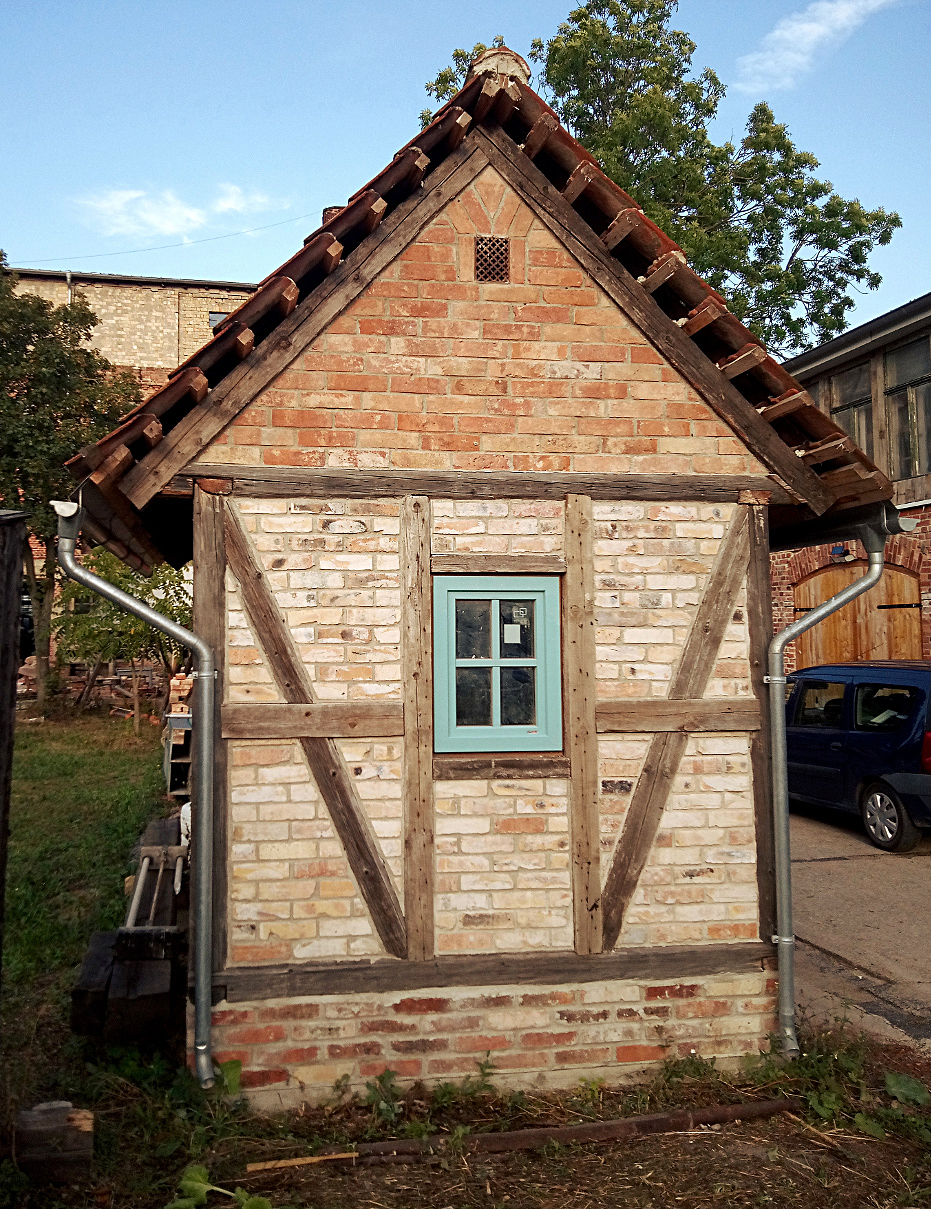 Tiny house Ferienhaus Gartenlaube Nachhaltig wohnen Altholz Restbaustoffe alte Dachziegel Altziegel Klinker Altholzbalken