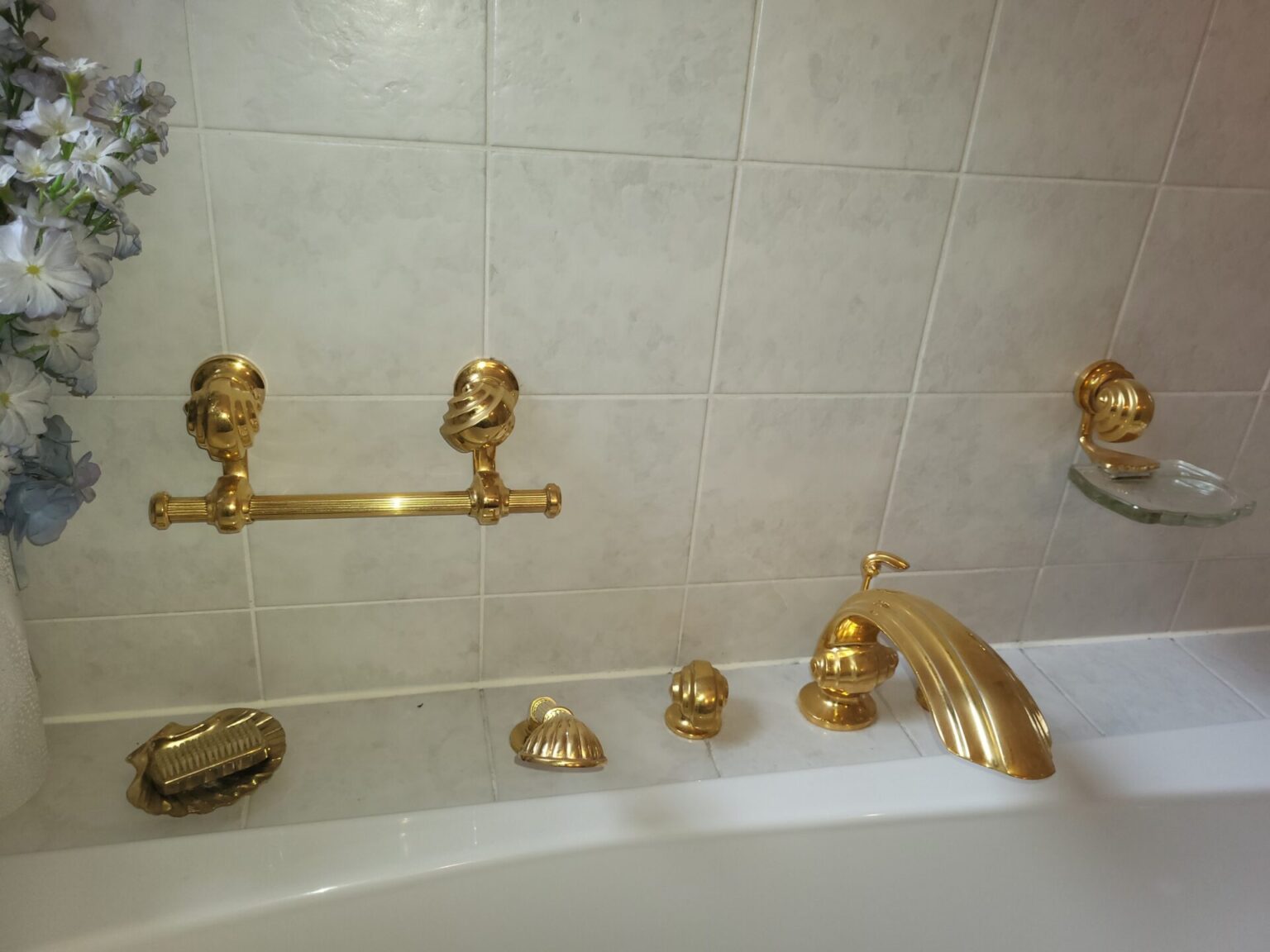 Badezimmer 70er Jahre Gold Muschel Sanitär