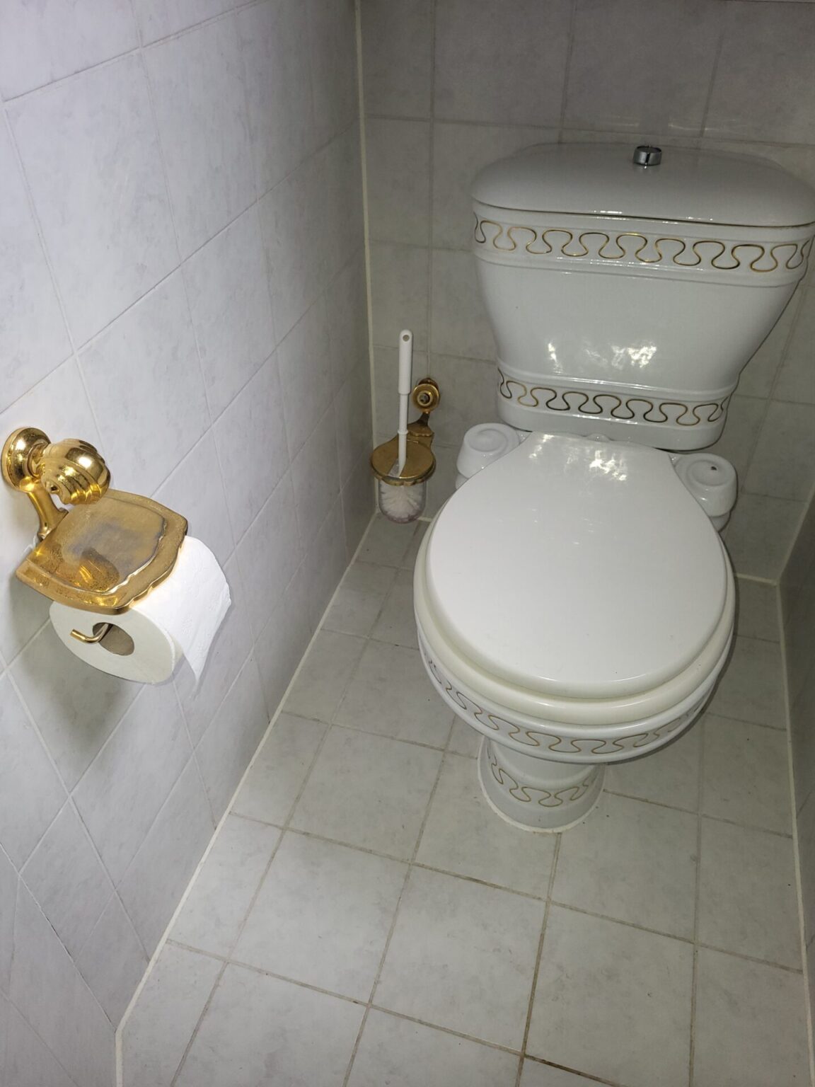 Badezimmer 70er Jahre Gold Muschel Sanitär