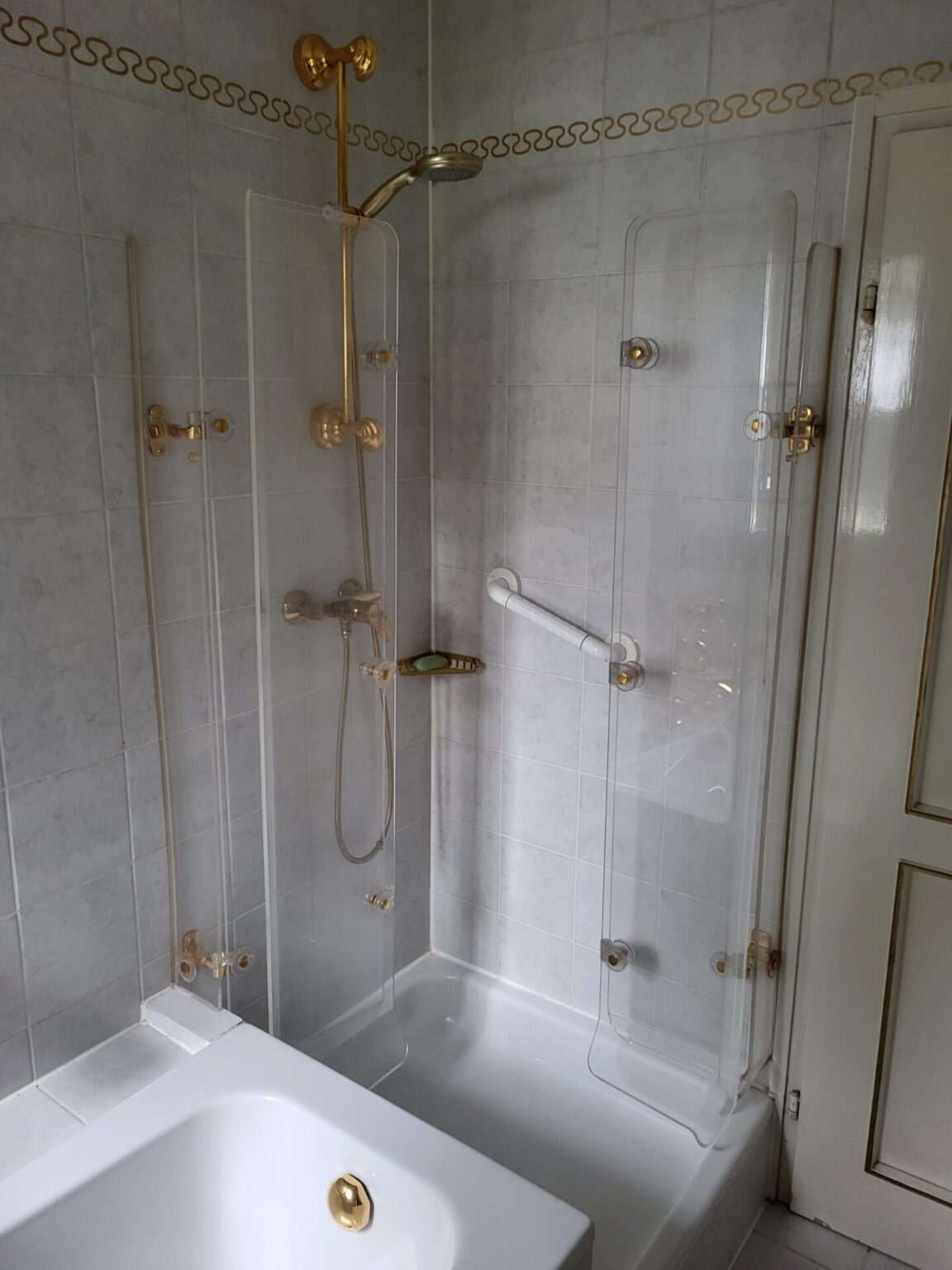 Badezimmer 70er Jahre Gold Muschel Sanitär