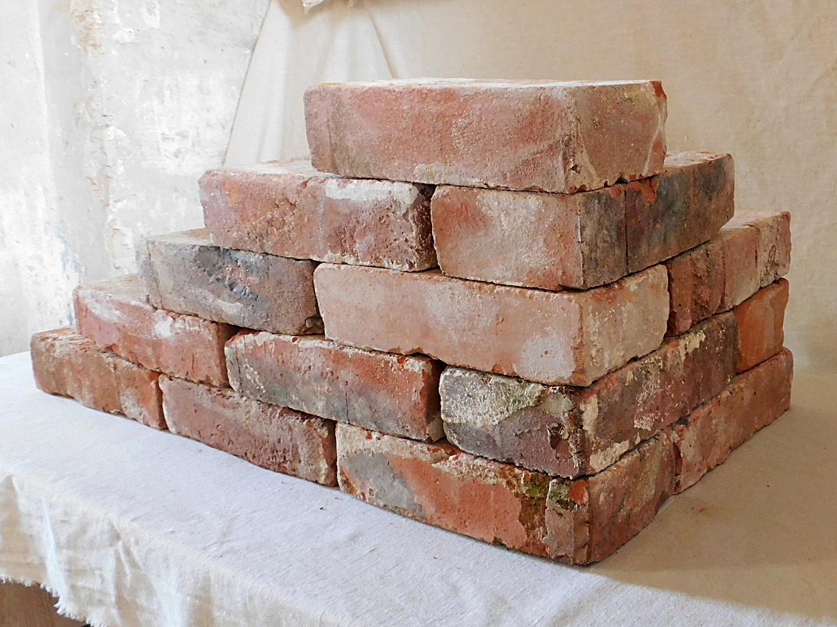 klassisch rote Backsteine uralte Ziegel Klinker Gala Bau Garten Gestaltung Landhaus used look shabby chick