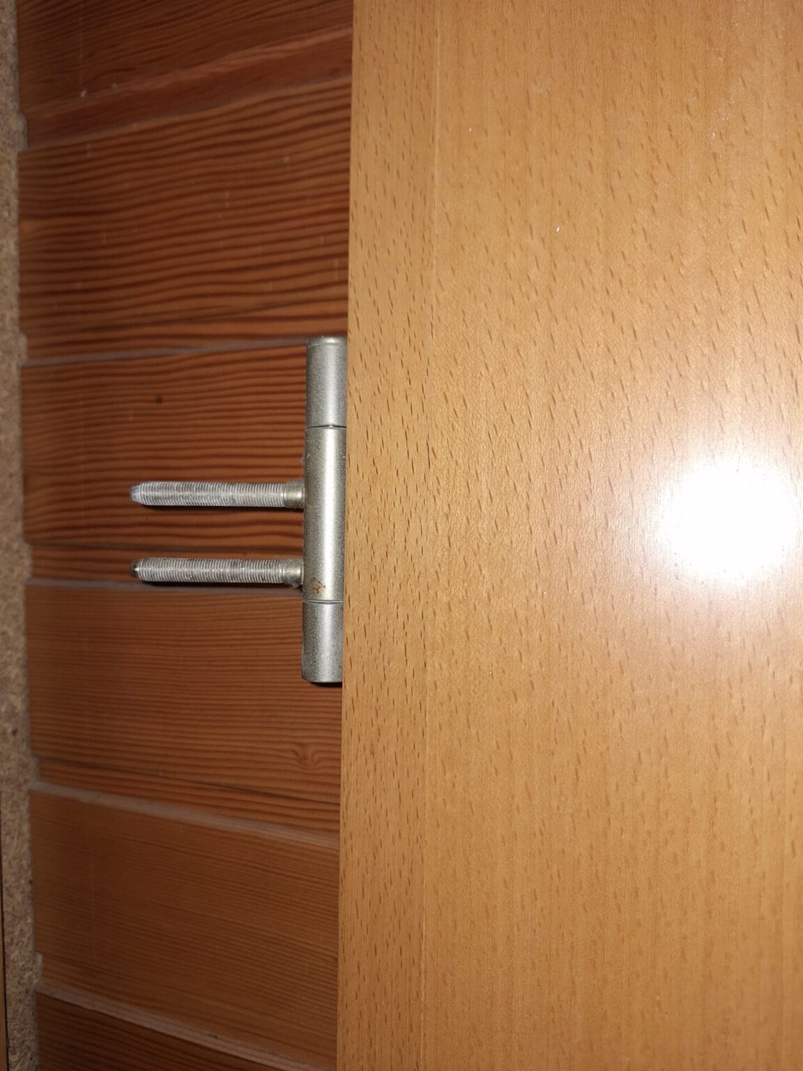 Holztür mit Lichtausschnitt