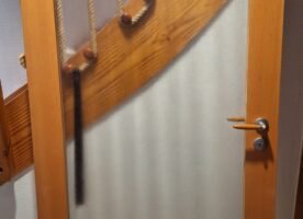 Holztür mit Lichtausschnitt