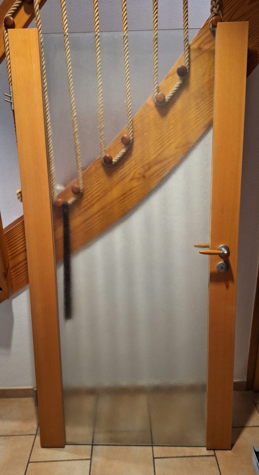 Holztür mit Lichtausschnitt