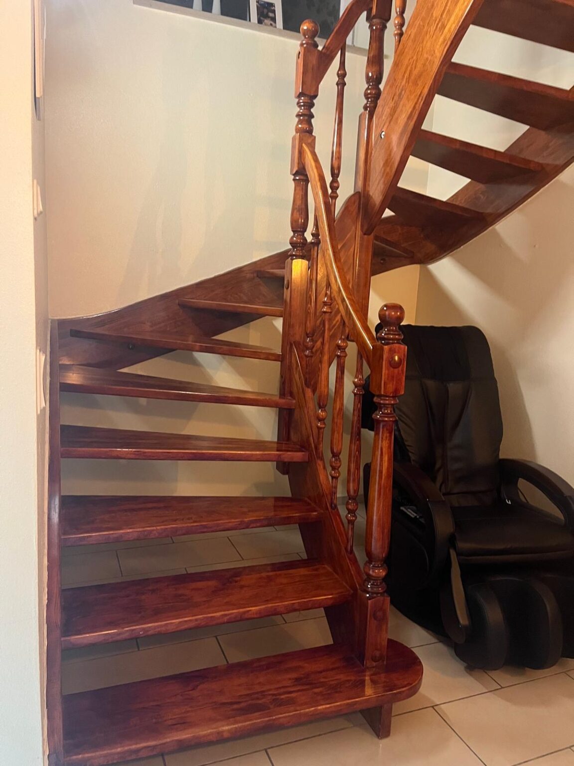 Treppe aus massivem Kirschbaumholz – 14 Stufen, 230 cm Breite
