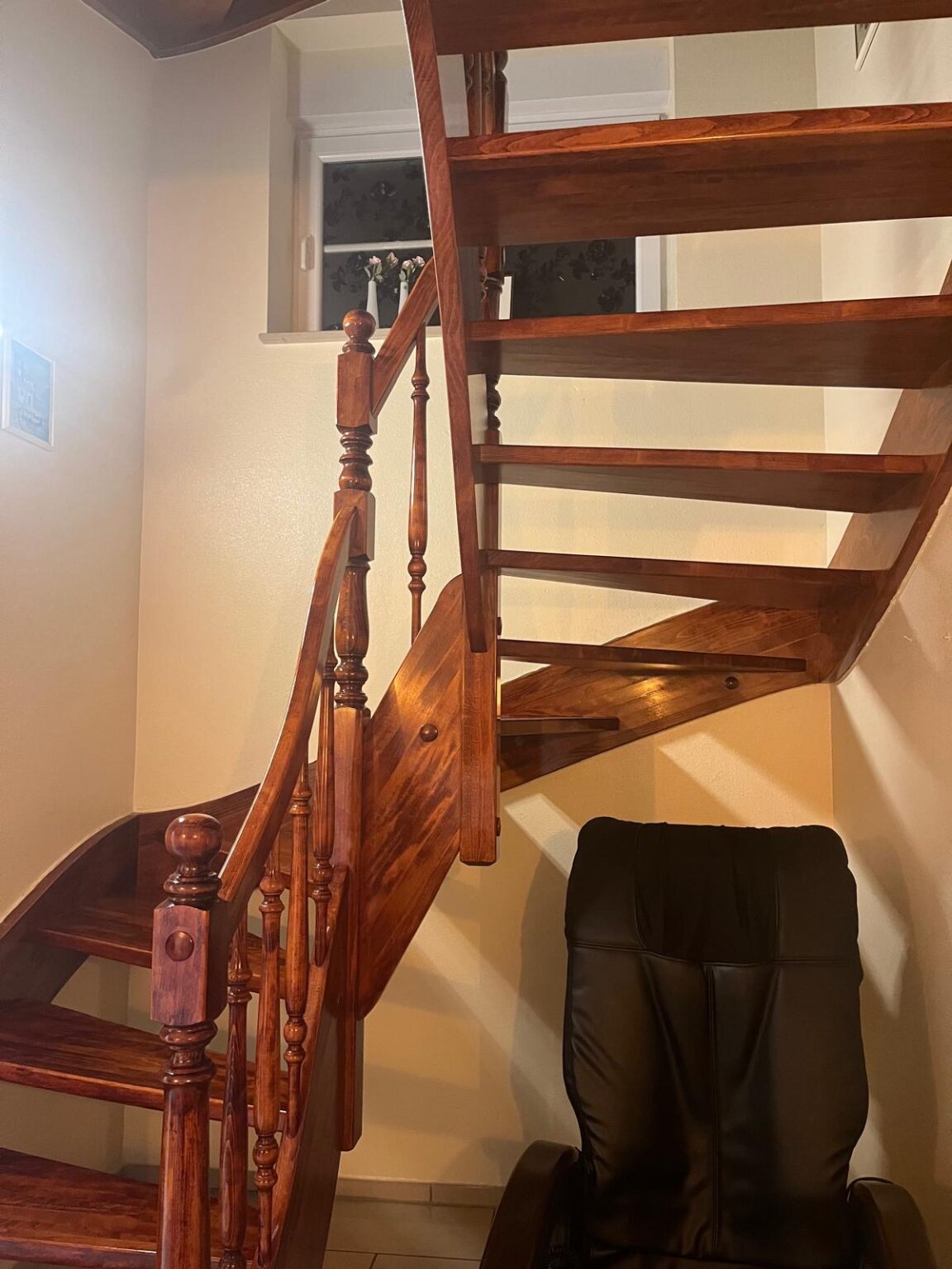 Treppe aus massivem Kirschbaumholz – 14 Stufen, 230 cm Breite
