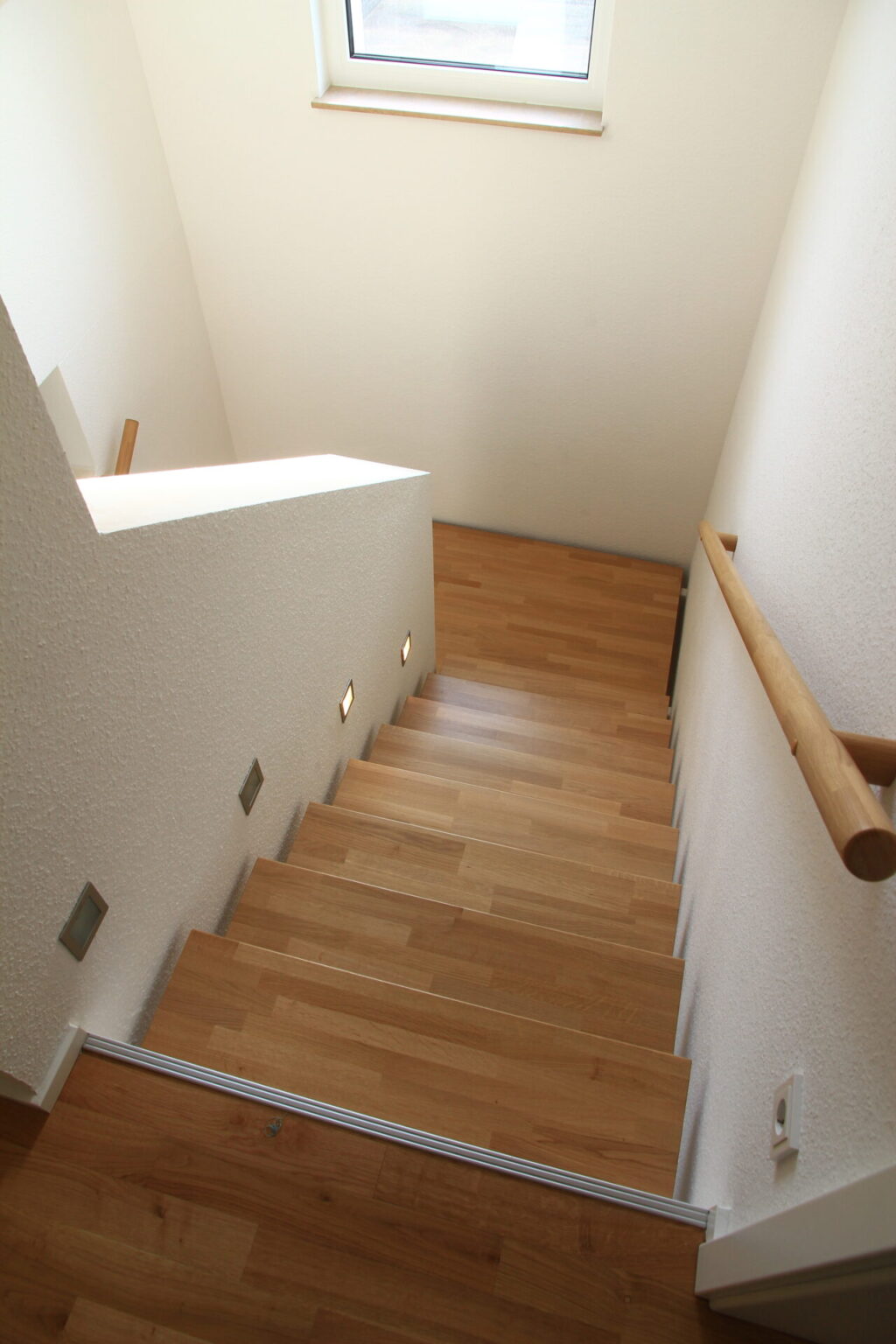 Treppenstufen, Podest und Handläufe, Eiche massiv, lackiert