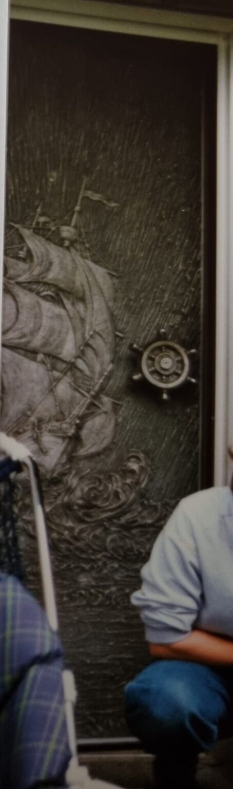 Haustür mit Segelschiffrelief aus Metall
