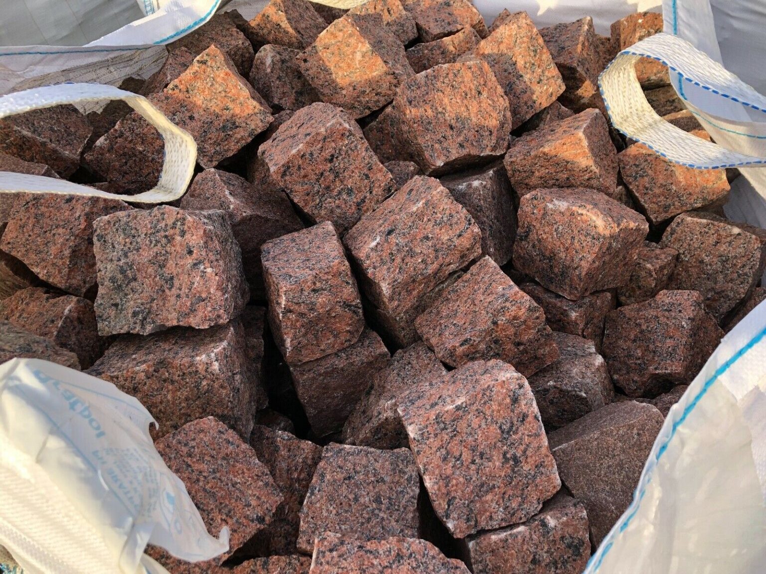 Rötliches Granit Pflastersteine 9×11 cm – frostbeständiger Naturstein