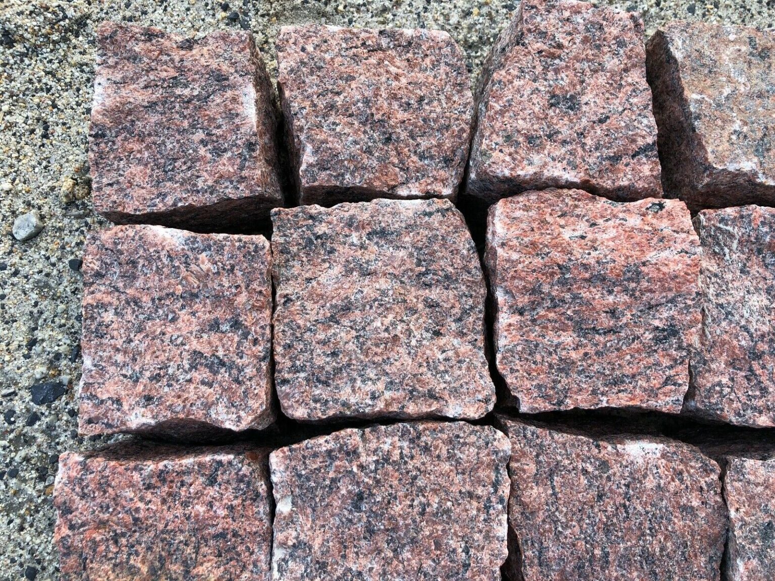 Rötliches Granit Pflastersteine 9×11 cm – frostbeständiger Naturstein