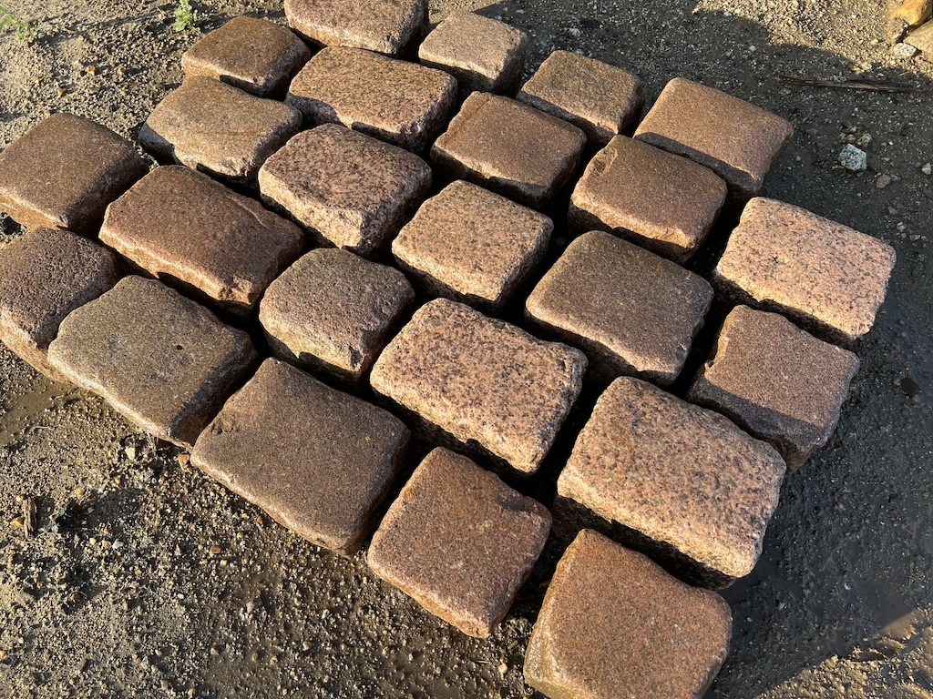 Altes Granitpflaster 15×15 cm – rötliche & bräunliche Farbtöne – Altstadtpflaster Antik