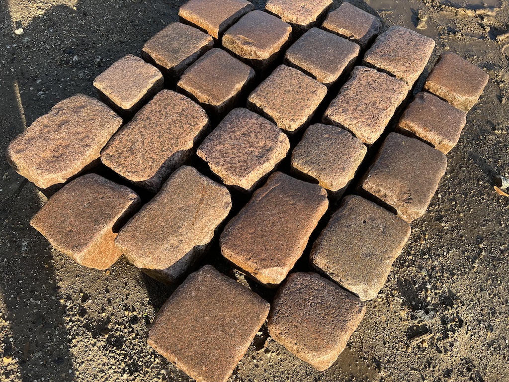 Altes Granitpflaster 15×15 cm – rötliche & bräunliche Farbtöne – Altstadtpflaster Antik