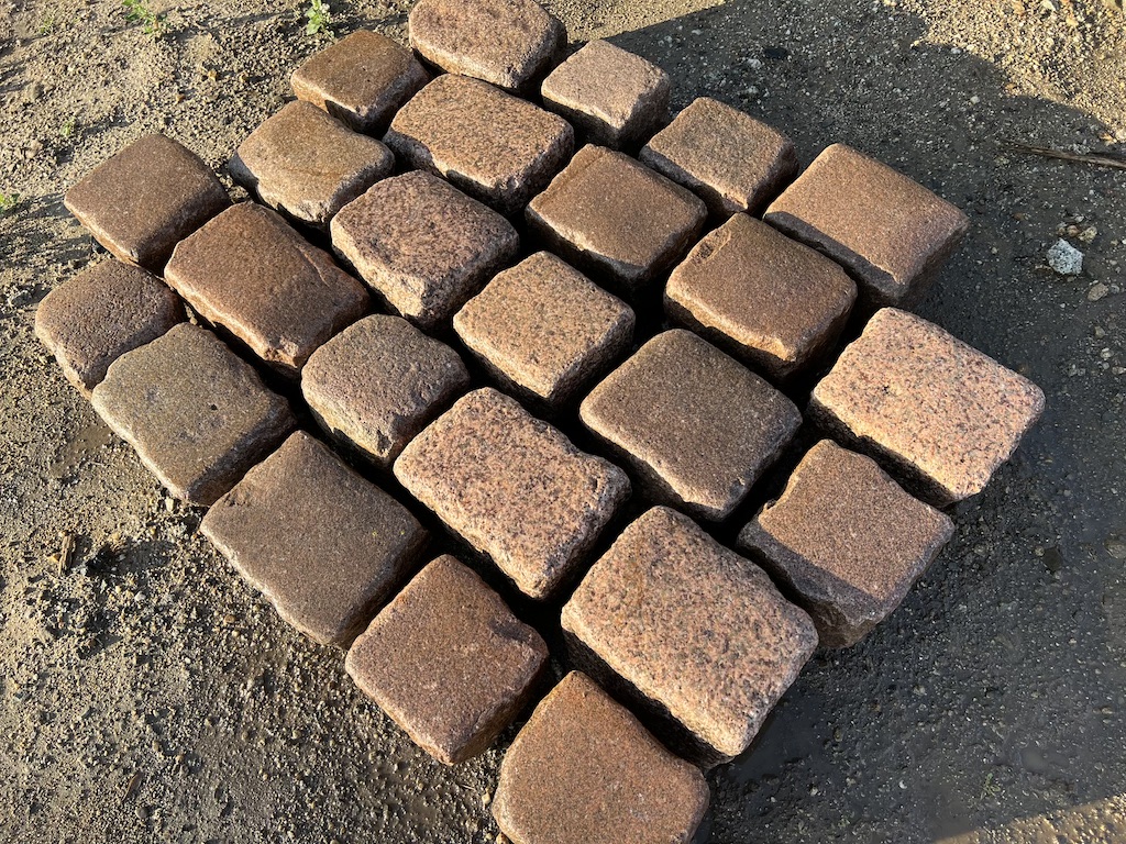 Altes Granitpflaster 15×15 cm – rötliche & bräunliche Farbtöne – Altstadtpflaster Antik