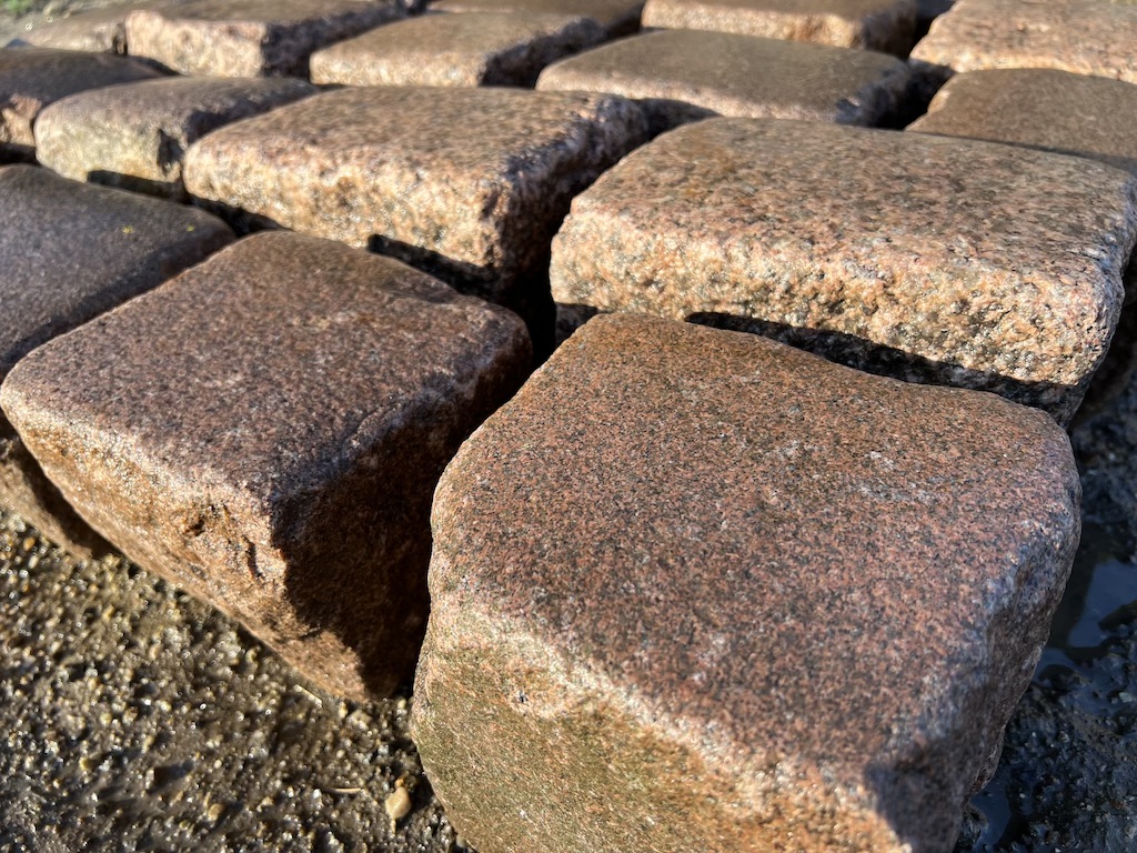 Altes Granitpflaster 15×15 cm – rötliche & bräunliche Farbtöne – Altstadtpflaster Antik