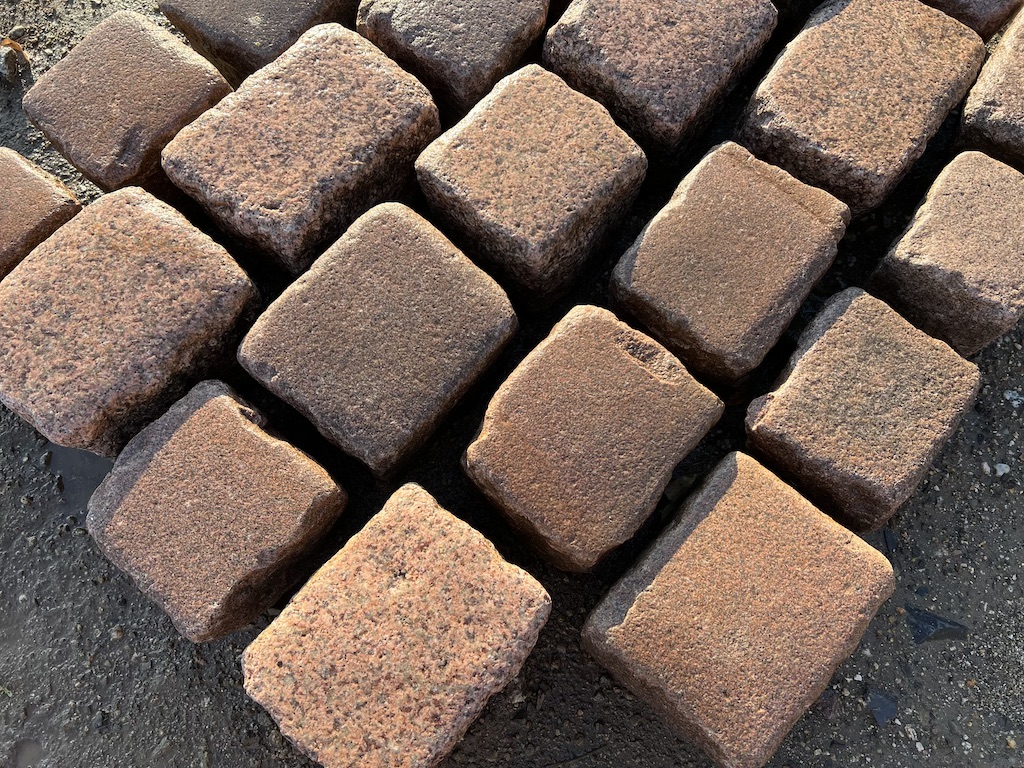 Altes Granitpflaster 15×15 cm – rötliche & bräunliche Farbtöne – Altstadtpflaster Antik