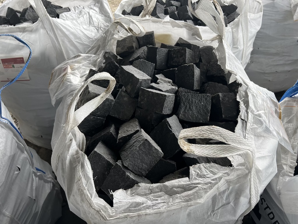 Schwarzes Granit Kleinpflaster 8×11 cm – Granitwürfel Pflastersteine