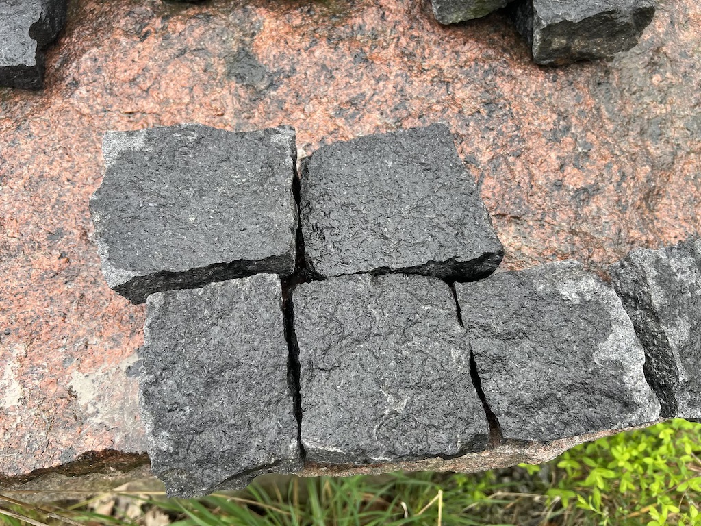 Schwarzes Granit Kleinpflaster 8×11 cm – Granitwürfel Pflastersteine