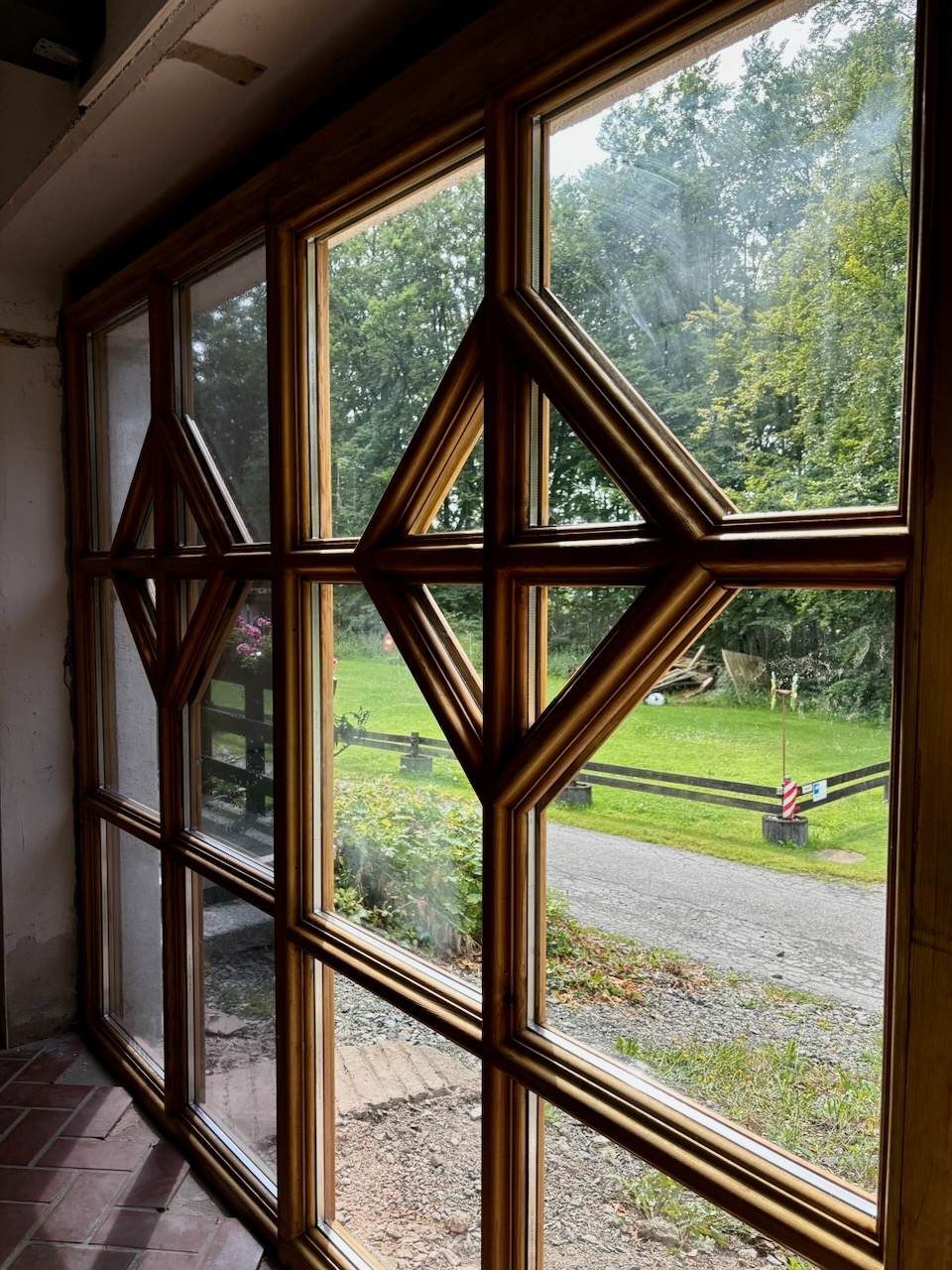 Exklusive Holzsprossen-Fensteranlage