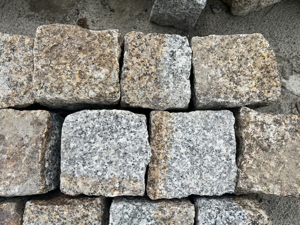 Gelb-graues Granitpflaster 9×11 cm – frostbeständiger Naturstein
