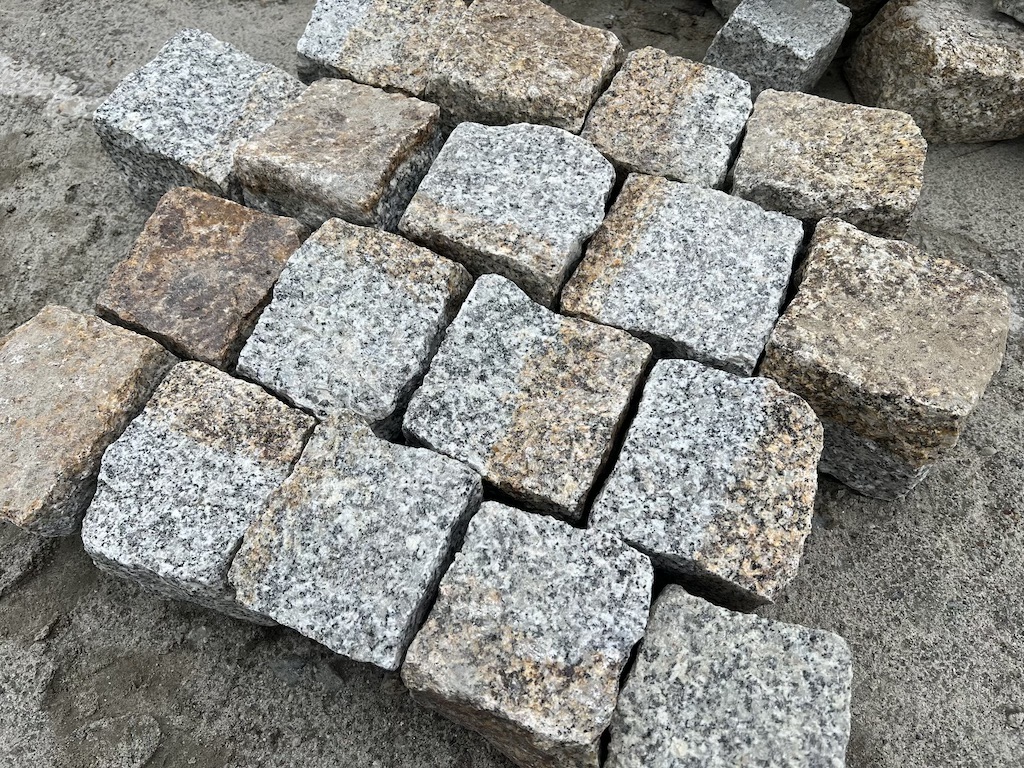 Gelb-graues Granitpflaster 9×11 cm – frostbeständiger Naturstein