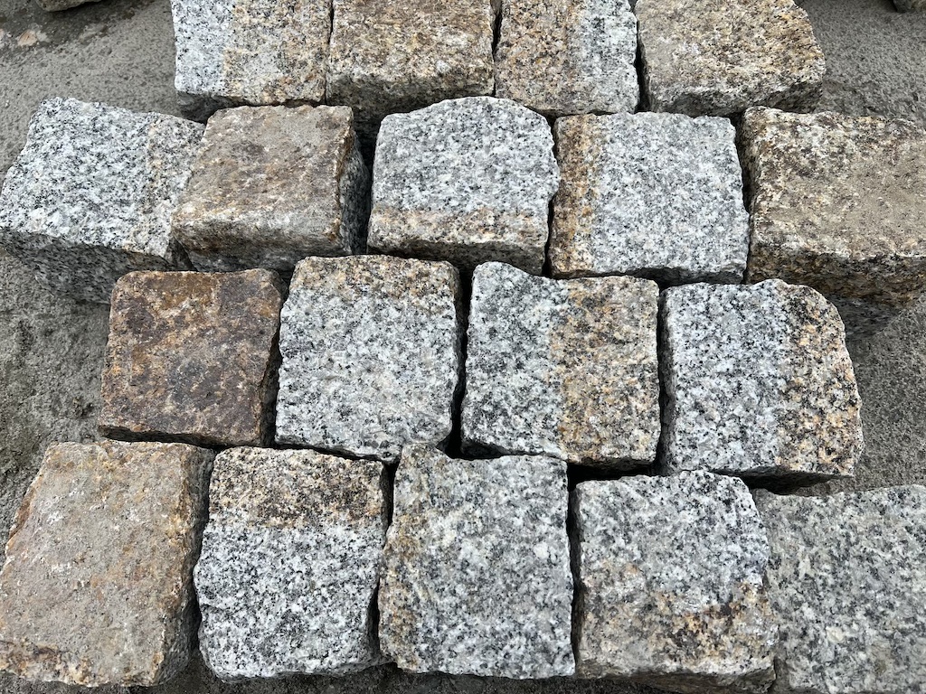 Gelb-graues Granitpflaster 9×11 cm – frostbeständiger Naturstein