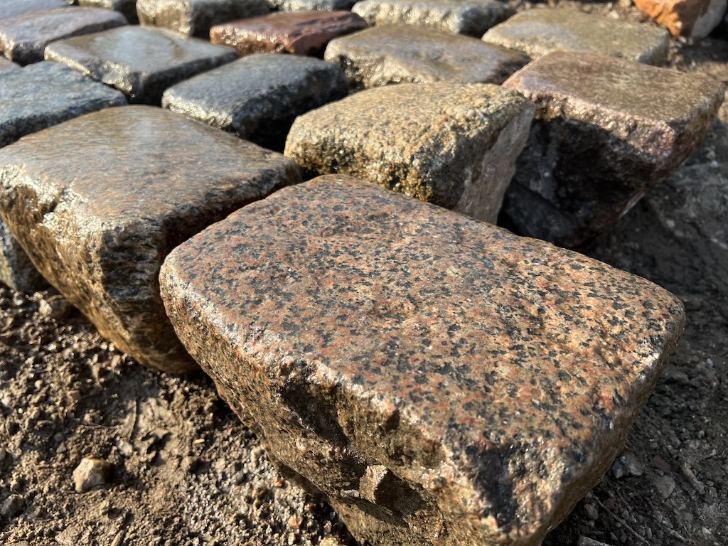 Altes Granitpflaster 18×18 cm – Granitwürfel Altstadtpflaster aus Naturstein
