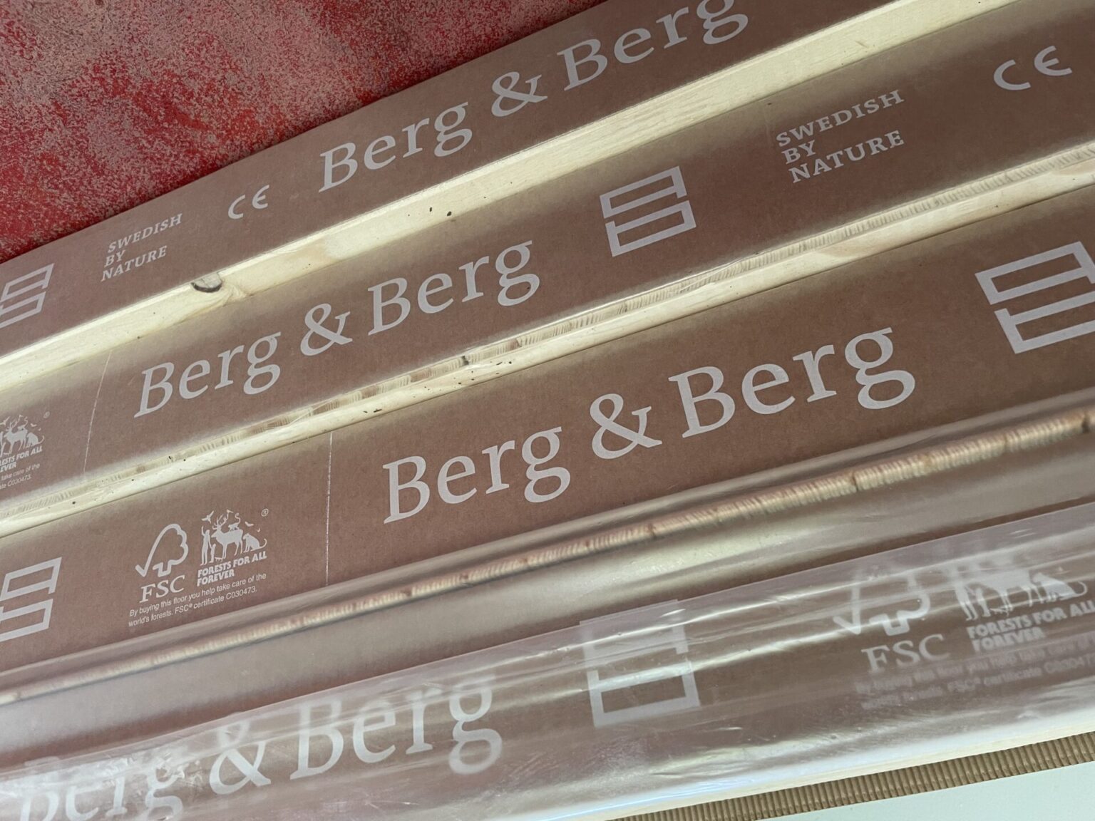 Berg &Berg Fertigparkett Eiche L (kreuz-ruhig), gebürstet Naturöl Aus nachhaltiger Produktion. Bio.  11 qm plus noch Reststücke. Scheuerleisten weiß. Schalltrittmatten.