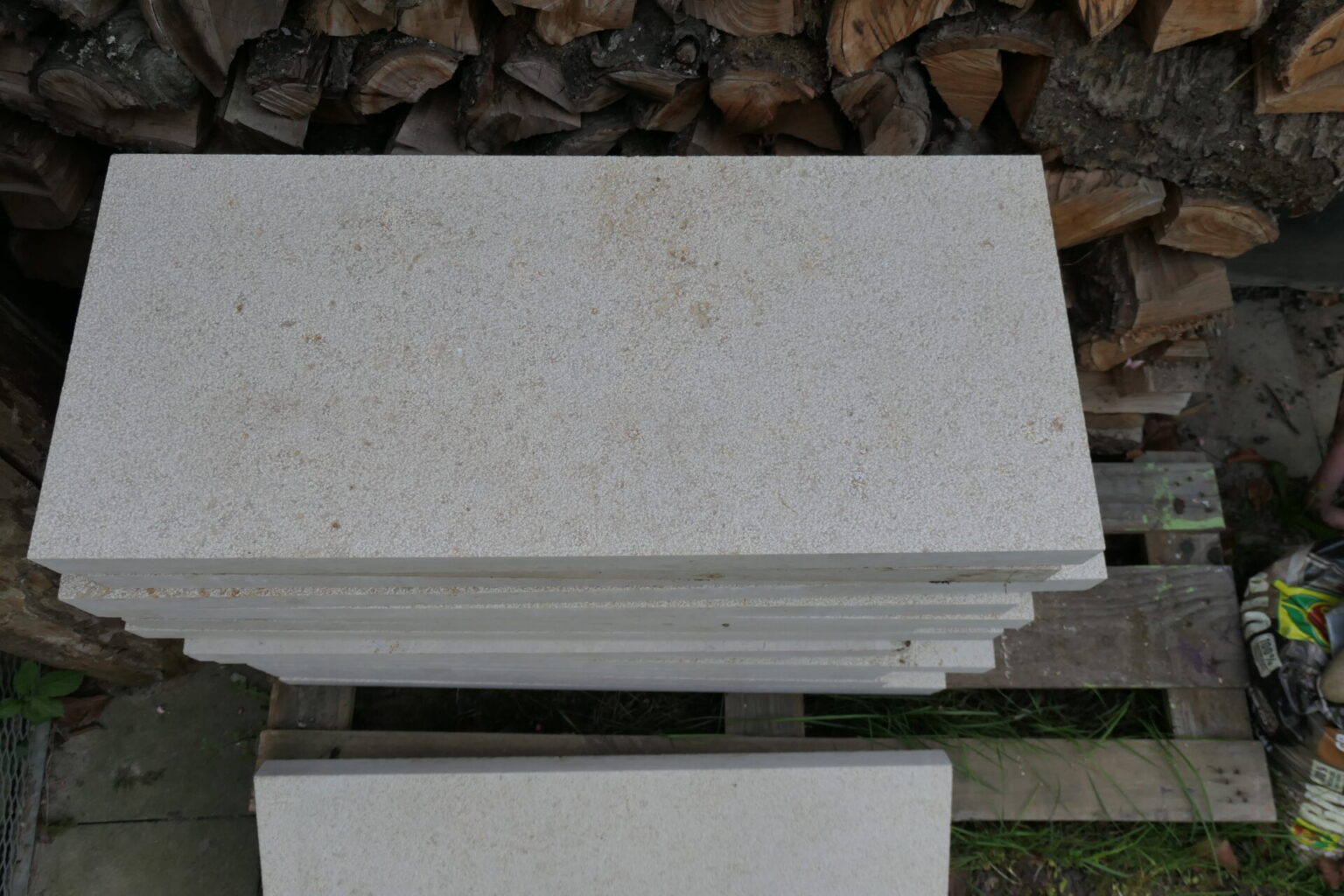 Terrassenplatten Dietfurter Kalkstein gala beige gestockt Boden 30,0 cm Überlängen