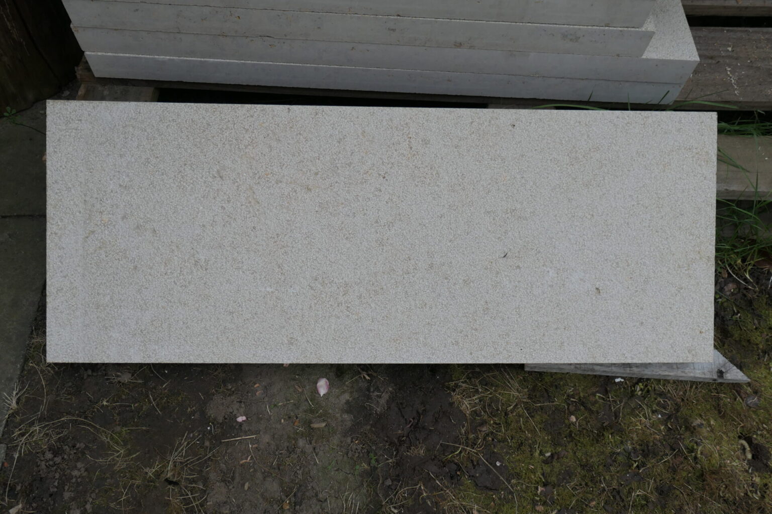 Terrassenplatten Dietfurter Kalkstein gala beige gestockt Boden 30,0 cm Überlängen