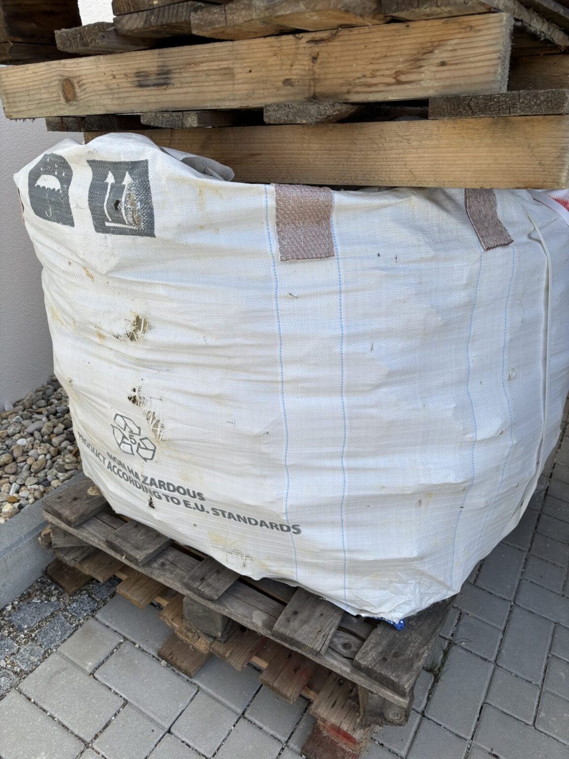 Original 2,2 Tonnen Pflaster-Granitsteine a 300 Euro