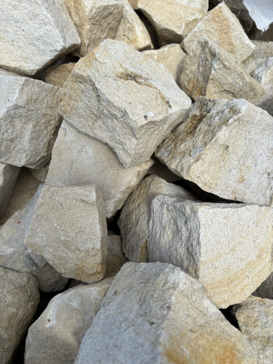 Original 2,2 Tonnen Pflaster-Granitsteine a 300 Euro