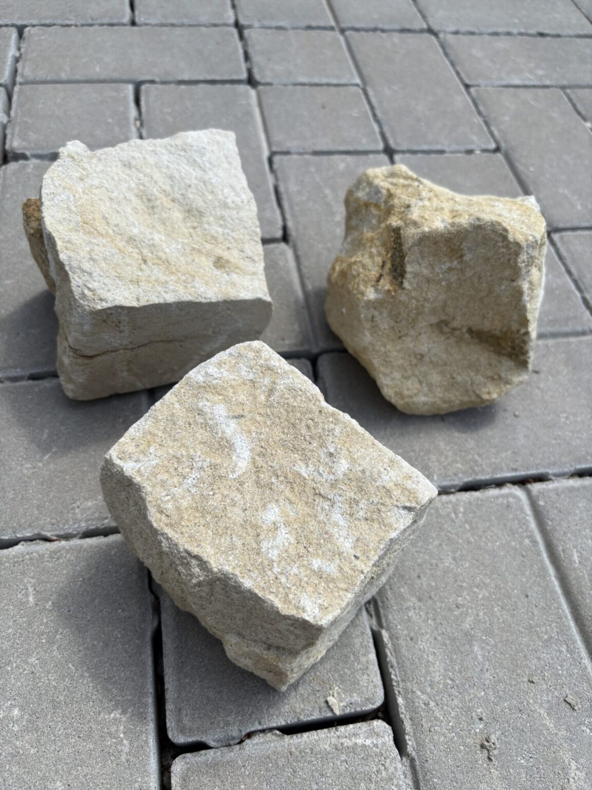 Original 2,2 Tonnen Pflaster-Granitsteine a 300 Euro