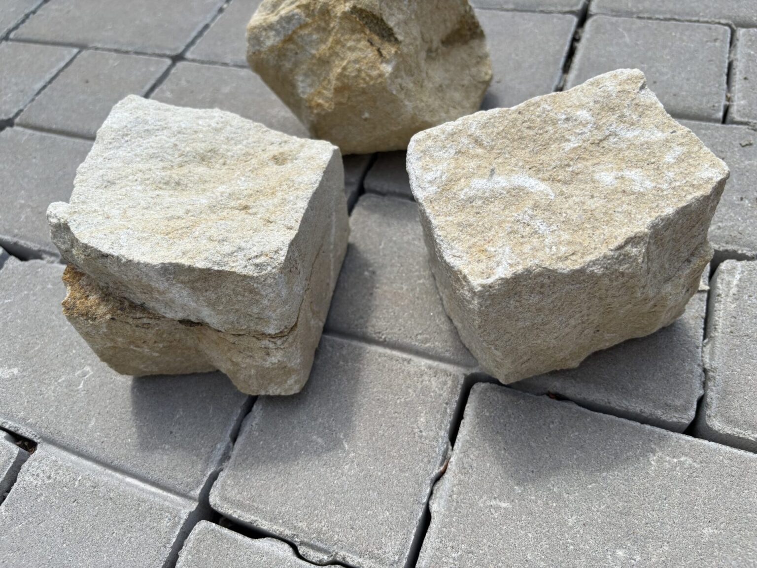 Original 2,2 Tonnen Pflaster-Granitsteine a 300 Euro