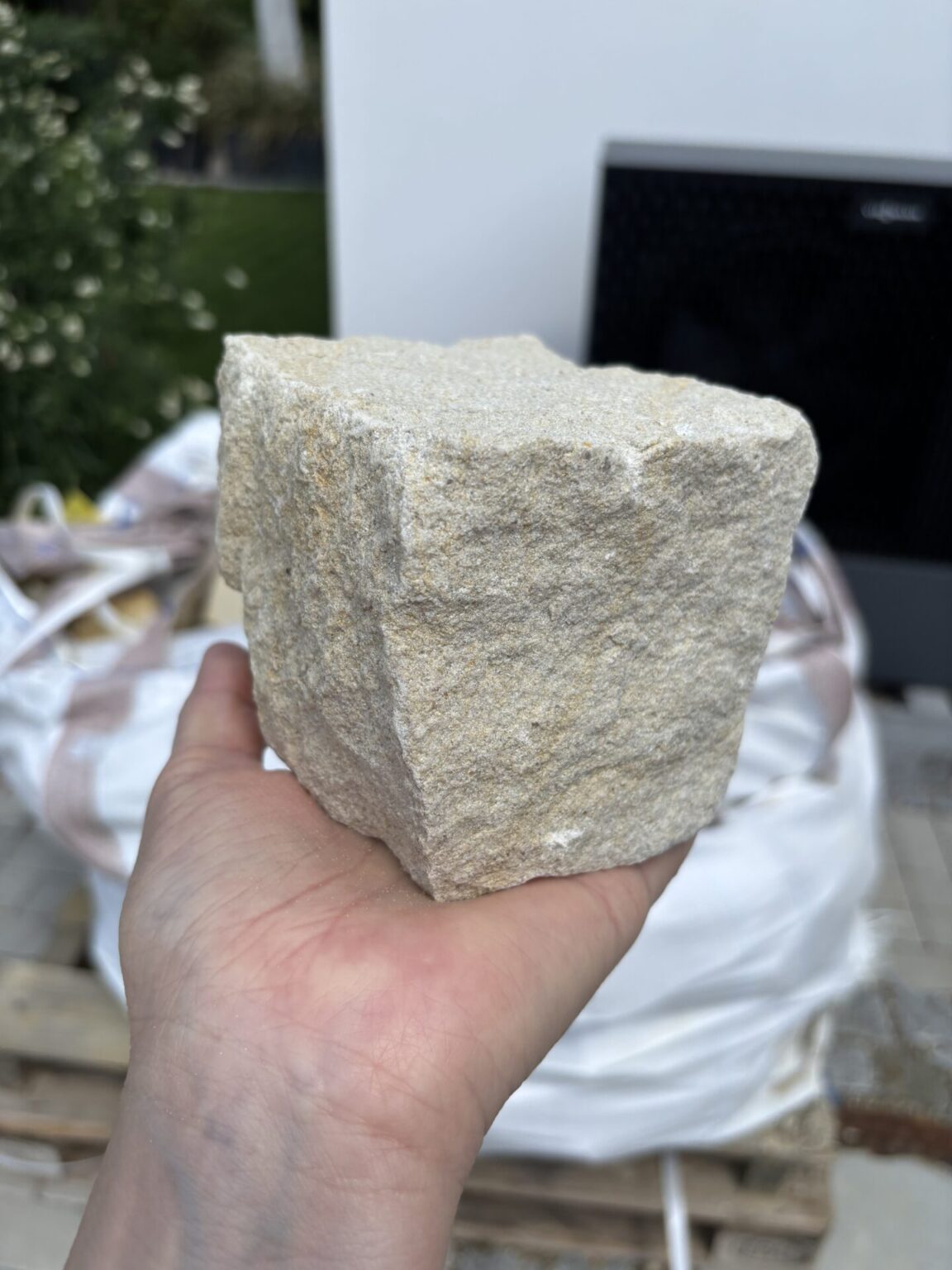 Original 2,2 Tonnen Pflaster-Granitsteine a 300 Euro