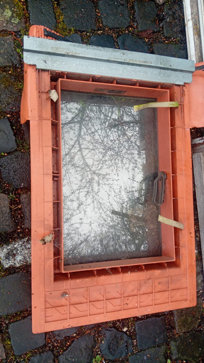Velux Dachausstiegsfenster ziegelrot